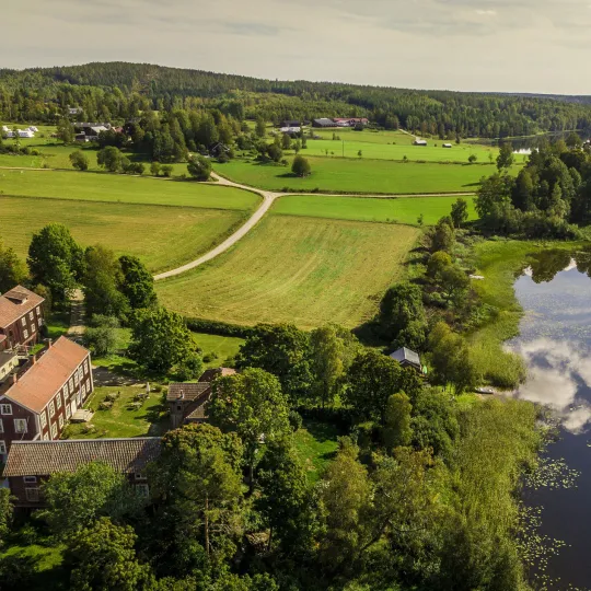 Flygbild över omgivningarna runt Frägsta Hälsingegård