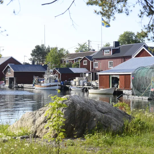 Röda hus vid kusten