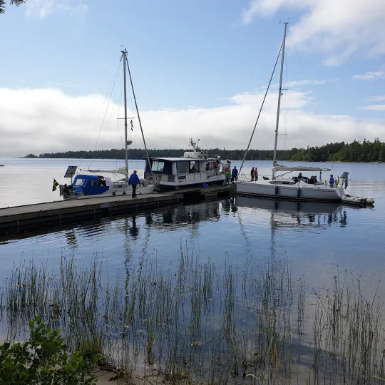 Brygga med båtar vid Agön