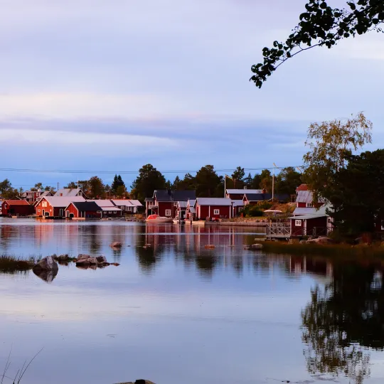 Röda sjöbodar vid havet i Kuggörarna