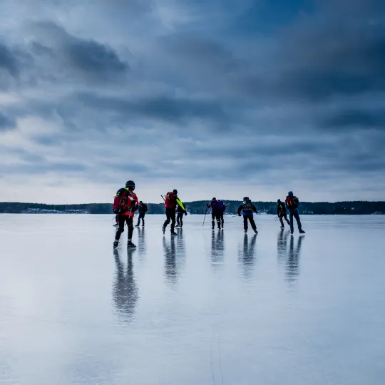 en grupp som åker långfärdsskridskor