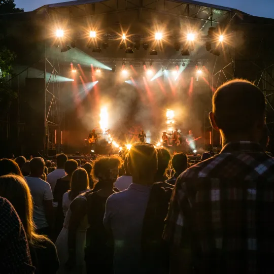 Publikhav i motslus framför en scen