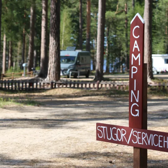 Rödmålad skylt på campingplats