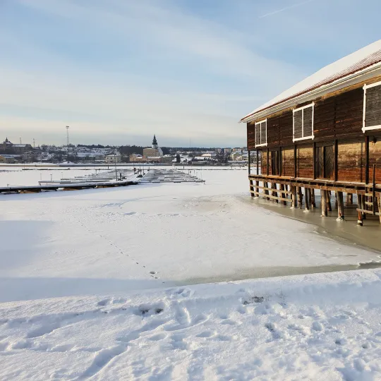 Vinte i hamnen i Glada Hudik