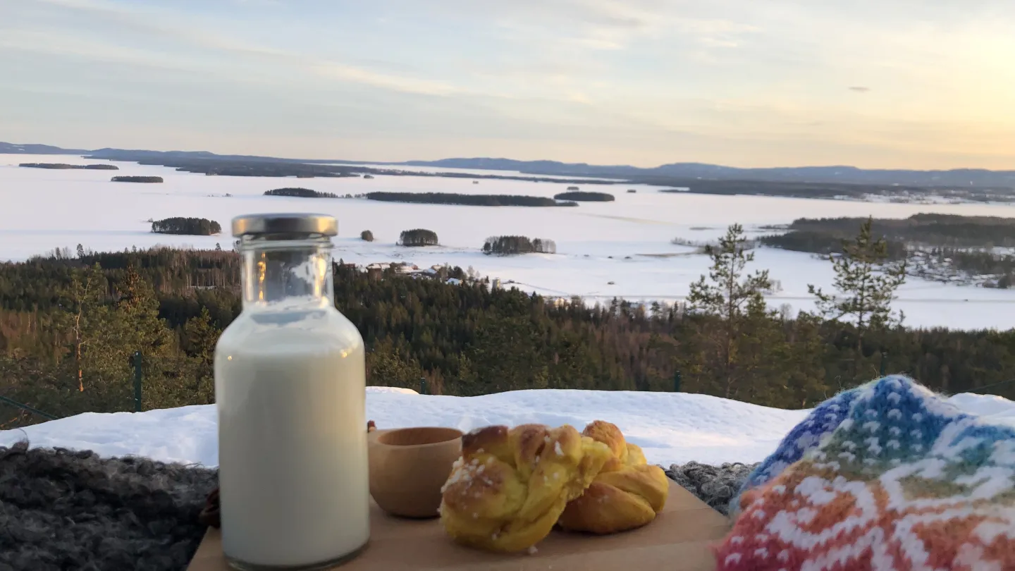 Fika med utsikt över sjöar och berg.