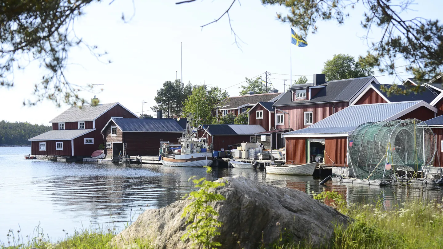 Röda hus vid kusten