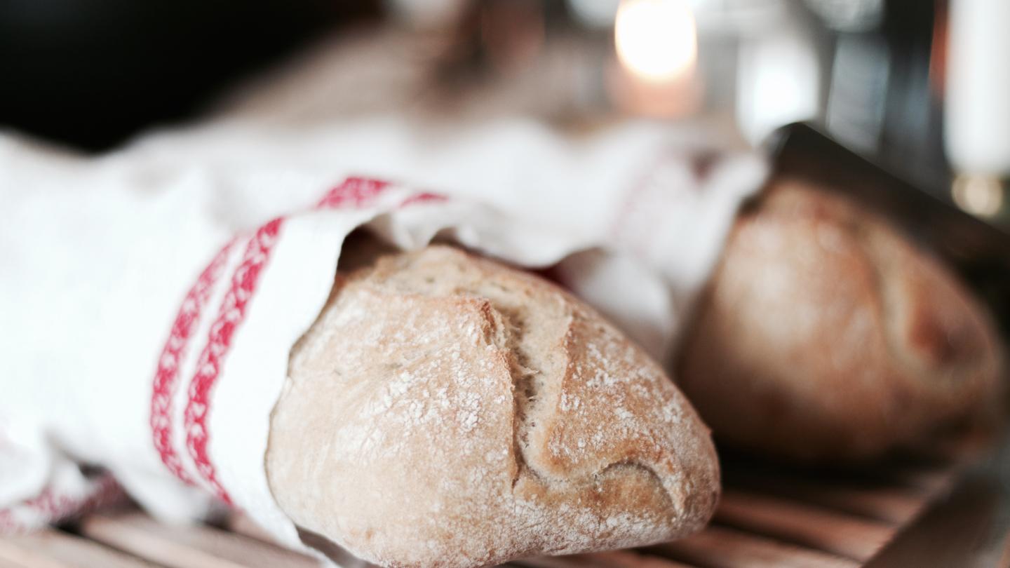 Nybakade bröd inlindade i handdukar