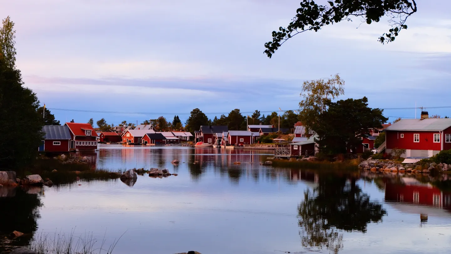 Röda sjöbodar vid Kuggörarna