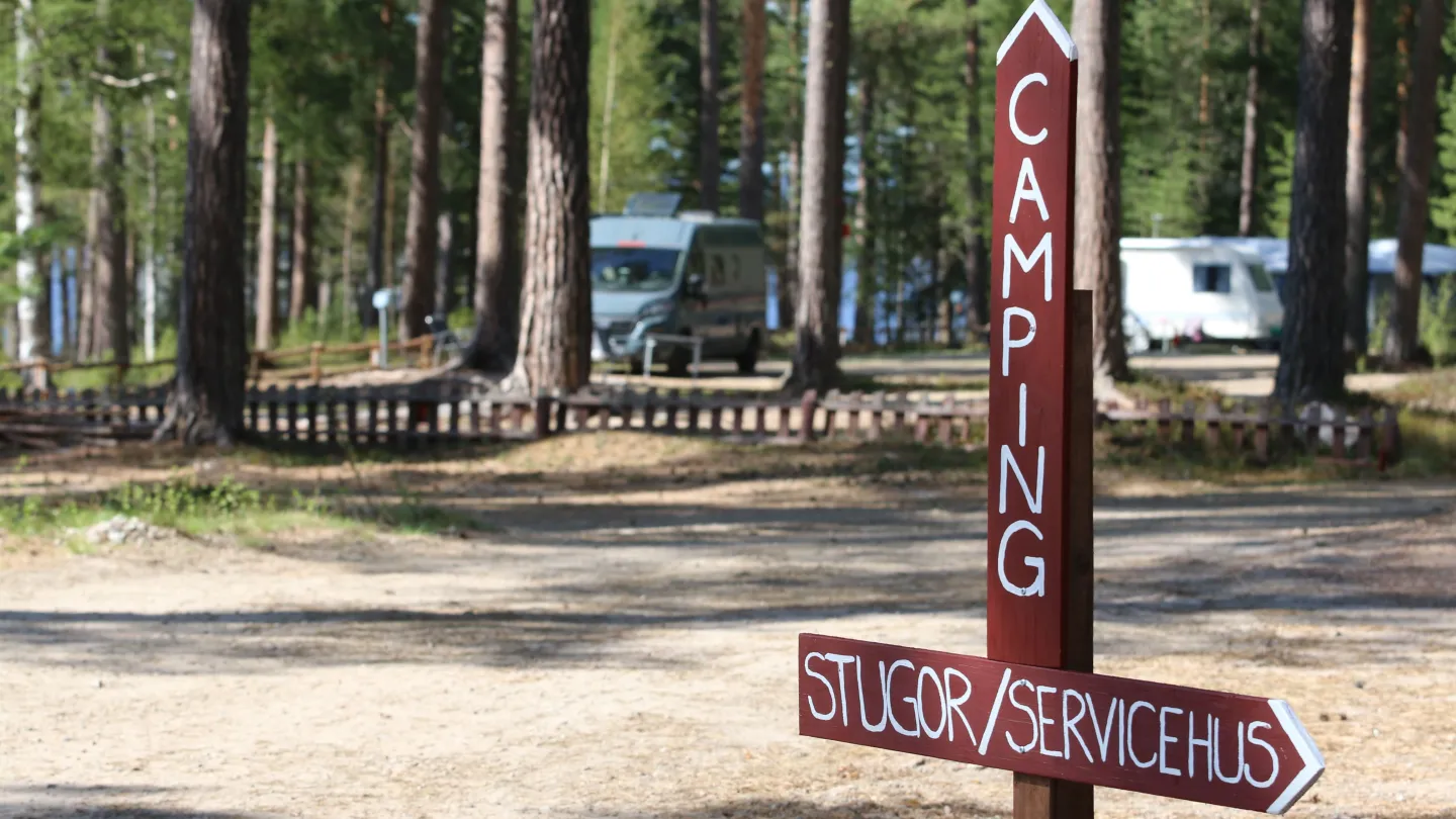 Rödmålade campingskyltar