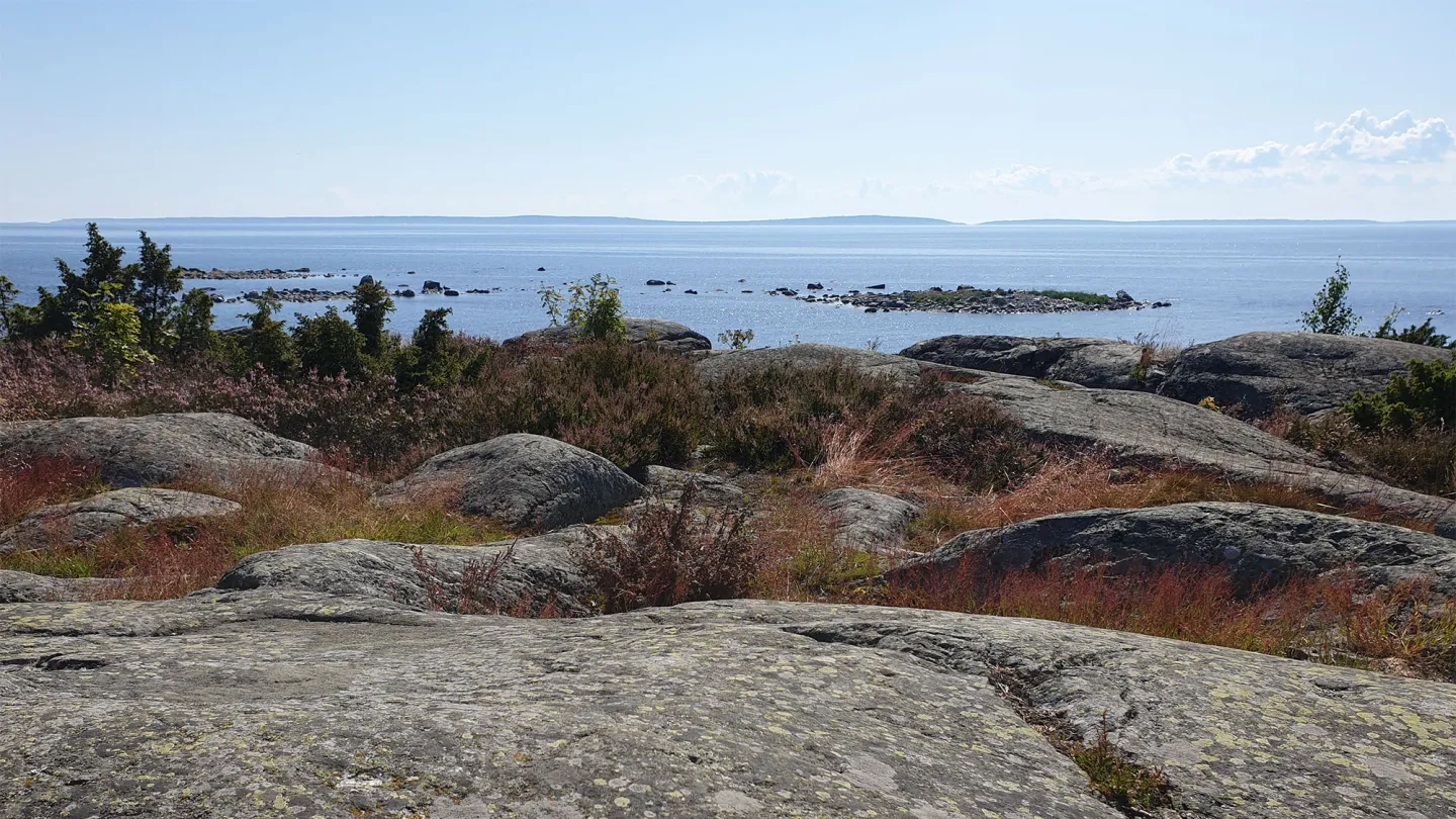 utsikt mot havet vid klipporna på Hölick