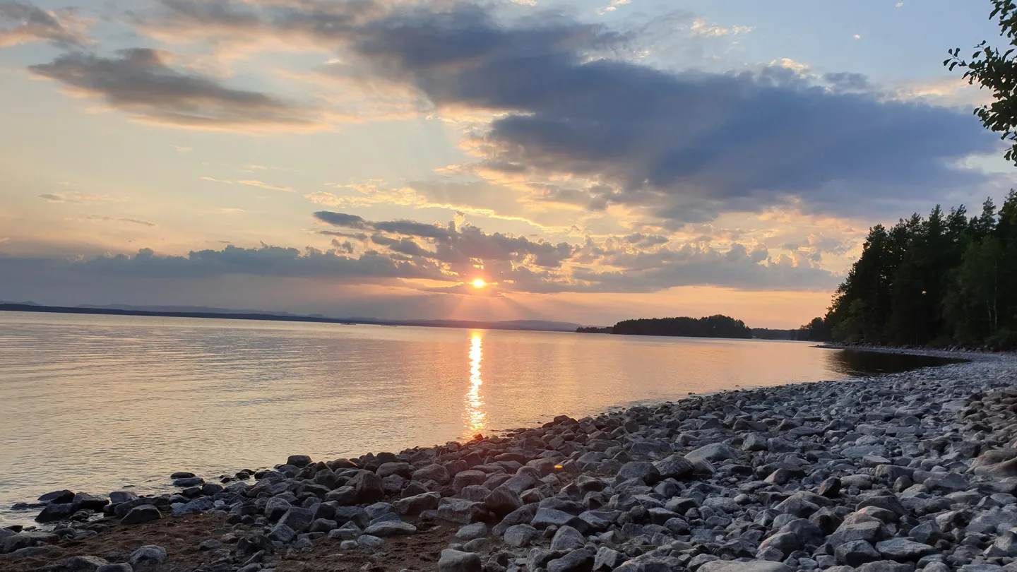 Solnedgång vid sjö